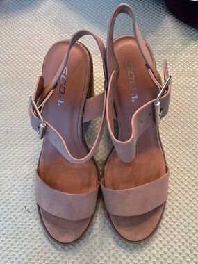 Soda by Vice Collection Size 9 Tan 4” Block Heel Sandals with Buckle Strap. NWT